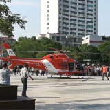 直升机🚁停在了市中心文化广场，发生了什么