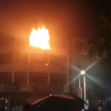 仙湖路民房起火了！