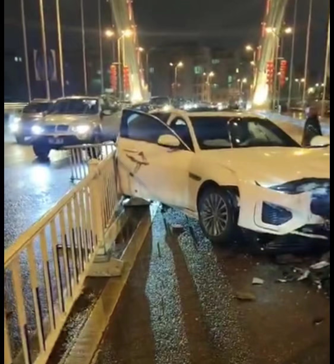 嵊州大桥发生车祸！车头都撞没了