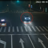 男子偷开汽车逆行、超速、闯红灯，民警一查，还有更离谱的……