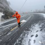 嵊州第一时间启动除雪保畅应急预案，多地出现道路积雪、结冰现象！